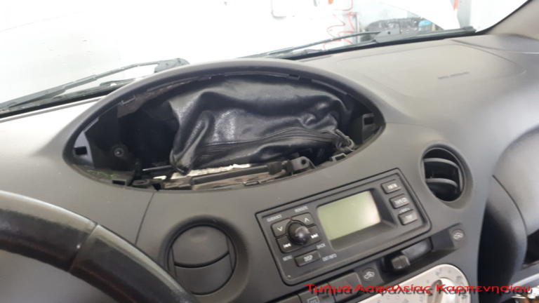 Ευρυτανία: Ο αερόσακος του αυτοκινήτου έκρυβε ένα μικρό θησαυρό – Έπαθε πλάκα ο υπεύθυνος συνεργείου – video