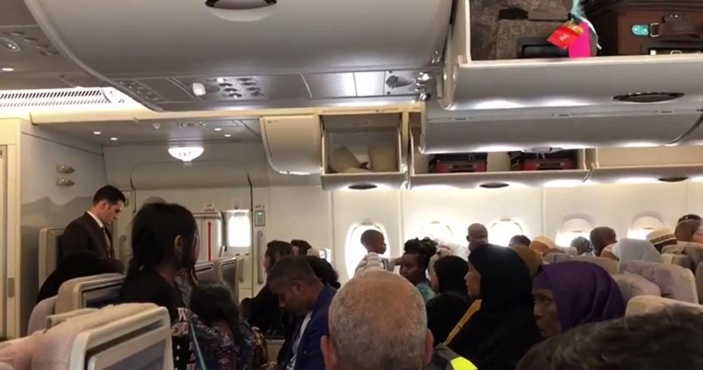 Μέσα στο αεροσκάφος της Emirates! Οι στιγμές αγωνίας με τους άρρωστους επιβάτες – Video
