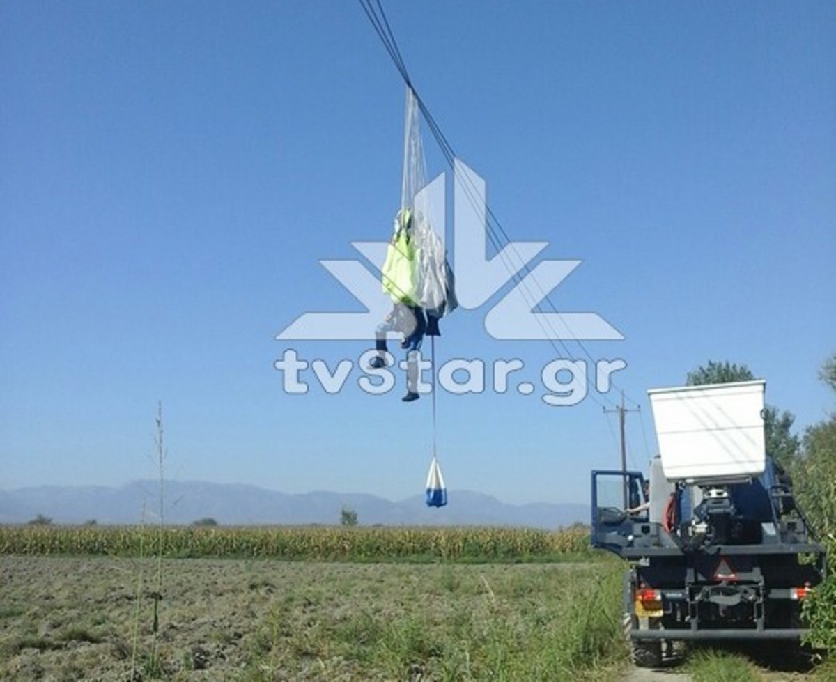 Αυτός είναι ο αλεξιπτωτιστής που μπλέχτηκε στα καλώδια [pics]