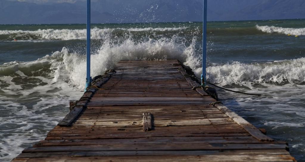 Καιρός: Μανιασμένες θάλασσες! Σε ισχύ το απαγορευτικό απόπλου