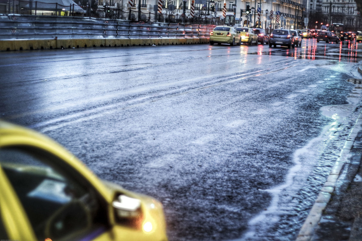 Καιρός: Χαμός στους δρόμους της Αττικής – Που έχει διακοπεί η κυκλοφορία των οχημάτων