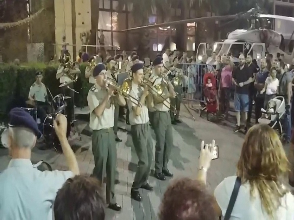 Η μπάντα του Στρατού “ροκάρει” στην 83η ΔΕΘ! video