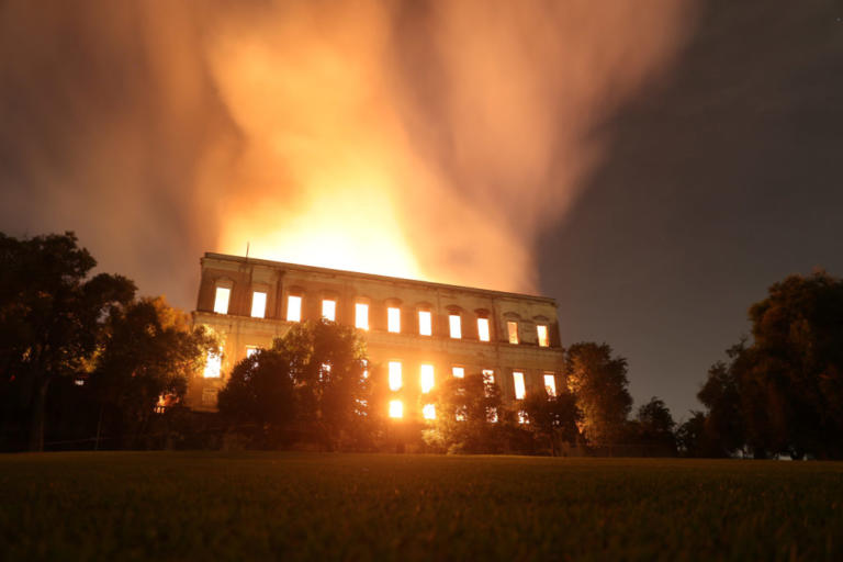 Κόλαση φωτιάς στο Εθνικό Μουσείο του Ρίο ντε Τζανέιρο – Φόβοι για τα 20 εκατ. εκθέματα! Συγκλονιστικές εικόνες