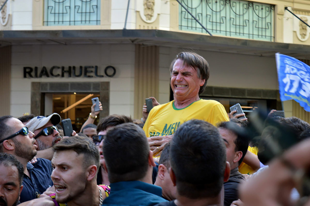 Βραζιλία: Η στιγμή της δολοφονικής επίθεσης στον ακροδεξιό υποψήφιο Ζαΐχ Μπολσονάρο – video
