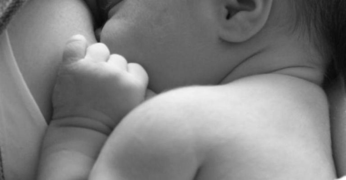 Θρήνος για το 20 μηνών βρέφος που πέθανε ενώ το τάιζε η μητέρα του!