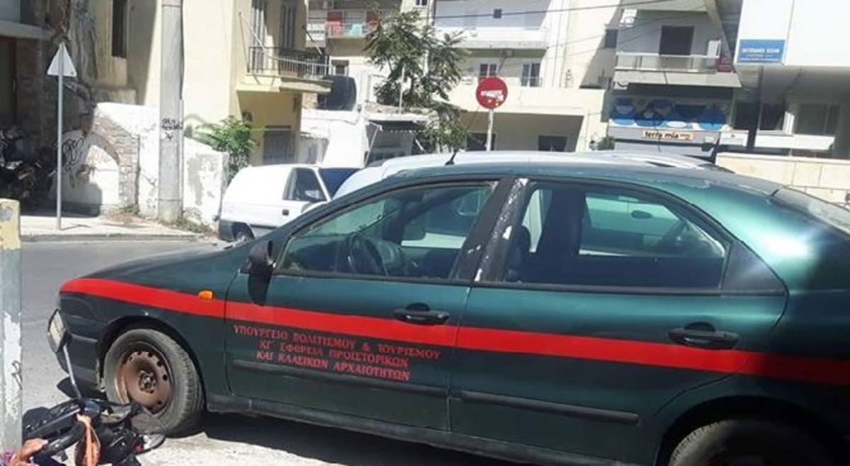 Ηράκλειο: Παρατημένο υπηρεσιακό όχημα εμποδίζει την πρόσβαση ΑΜΕΑ
