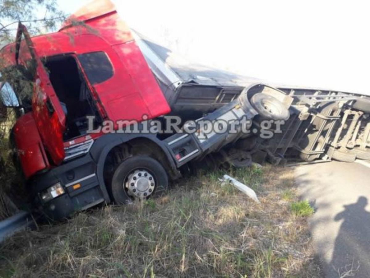 Φθιώτιδα: Νέα εκτροπή νταλίκας στην Εθνική Οδό – Σε σοκ ο οδηγός [video, pics]