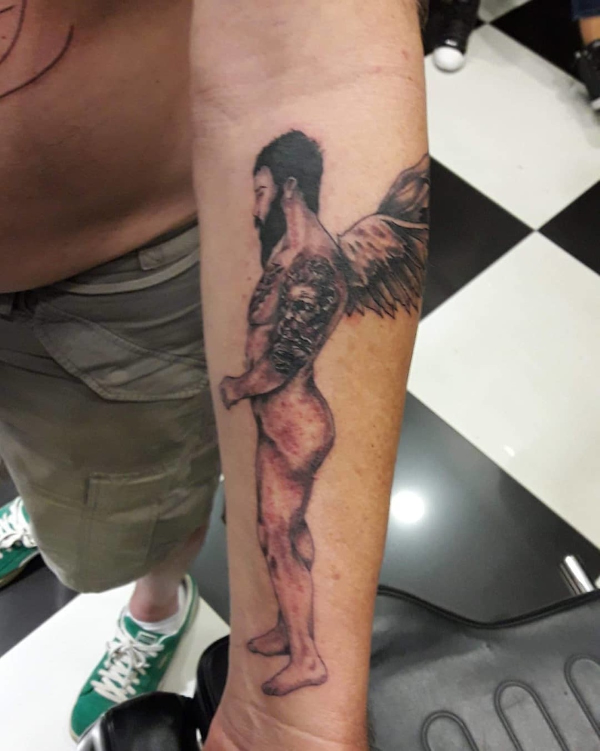 Ποιος Έλληνας παρουσιαστής έκανε τατουάζ άνδρα που… μοιάζει στον Αλεξάνδρου; [pics]