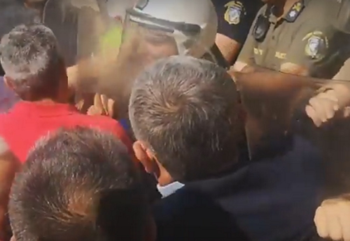 Θεσσαλονίκη: Οι στιγμές της έντασης με διαδηλωτές της ΠΟΕΔΗΝ και δυνάμεις των ΜΑΤ – video