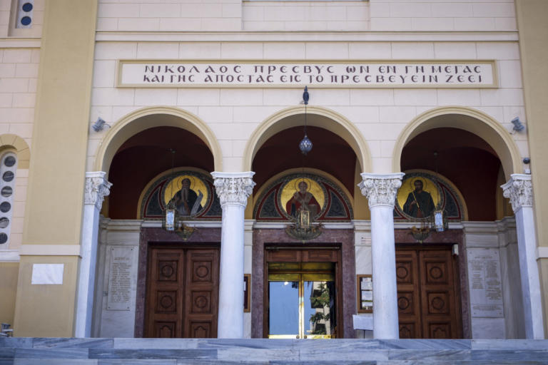 “Ντου” αγνώστων σε εκκλησία στο κέντρο της Αθήνας – Διεκόπη η λειτουργία
