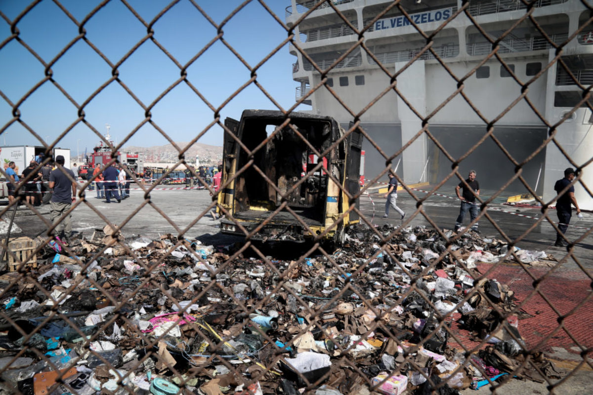 Ελευθέριος Βενιζέλος: Καραμπίνα και φυσίγγια σε φορτηγάκι των ΕΛΤΑ που κάηκε! [pics]