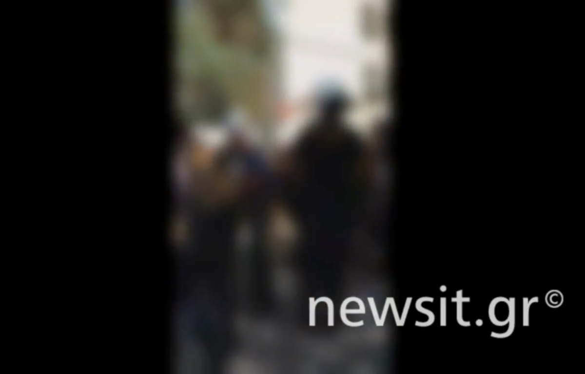 Ένταση στην Ευελπίδων! ΜΑΤ εναντίον ιδιοκτητών των φωτοτυπικών γραφείων – video