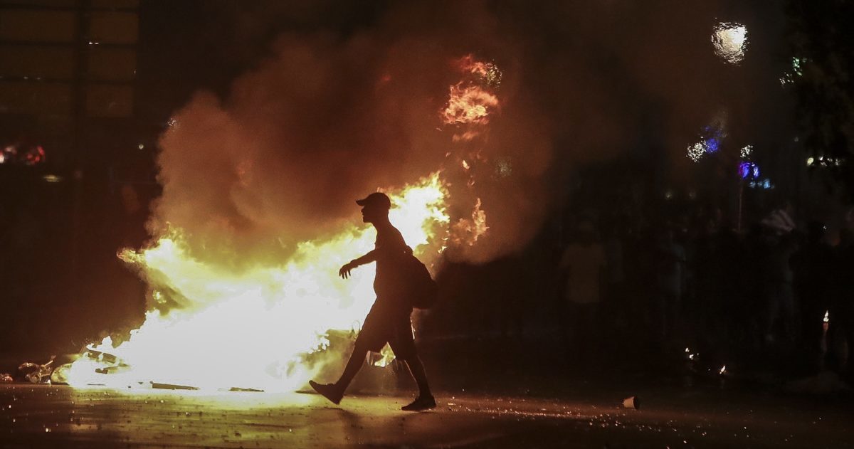 Συγκλονίζει ο Τάσος Ασλανίδης για την επίθεση από άνδρες των ΜΑΤ! “Με έπιασε από τον λαιμό”