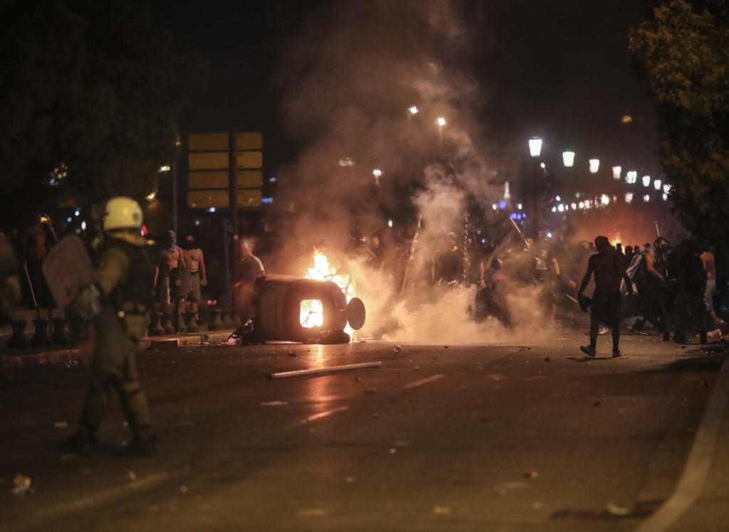 Αναζητούνται τρεις άνδρες των ΜΑΤ και ο διοικητής τους, στο πλαίσιο του αυτοφώρου για την επίθεση σε δημοσιογράφο!