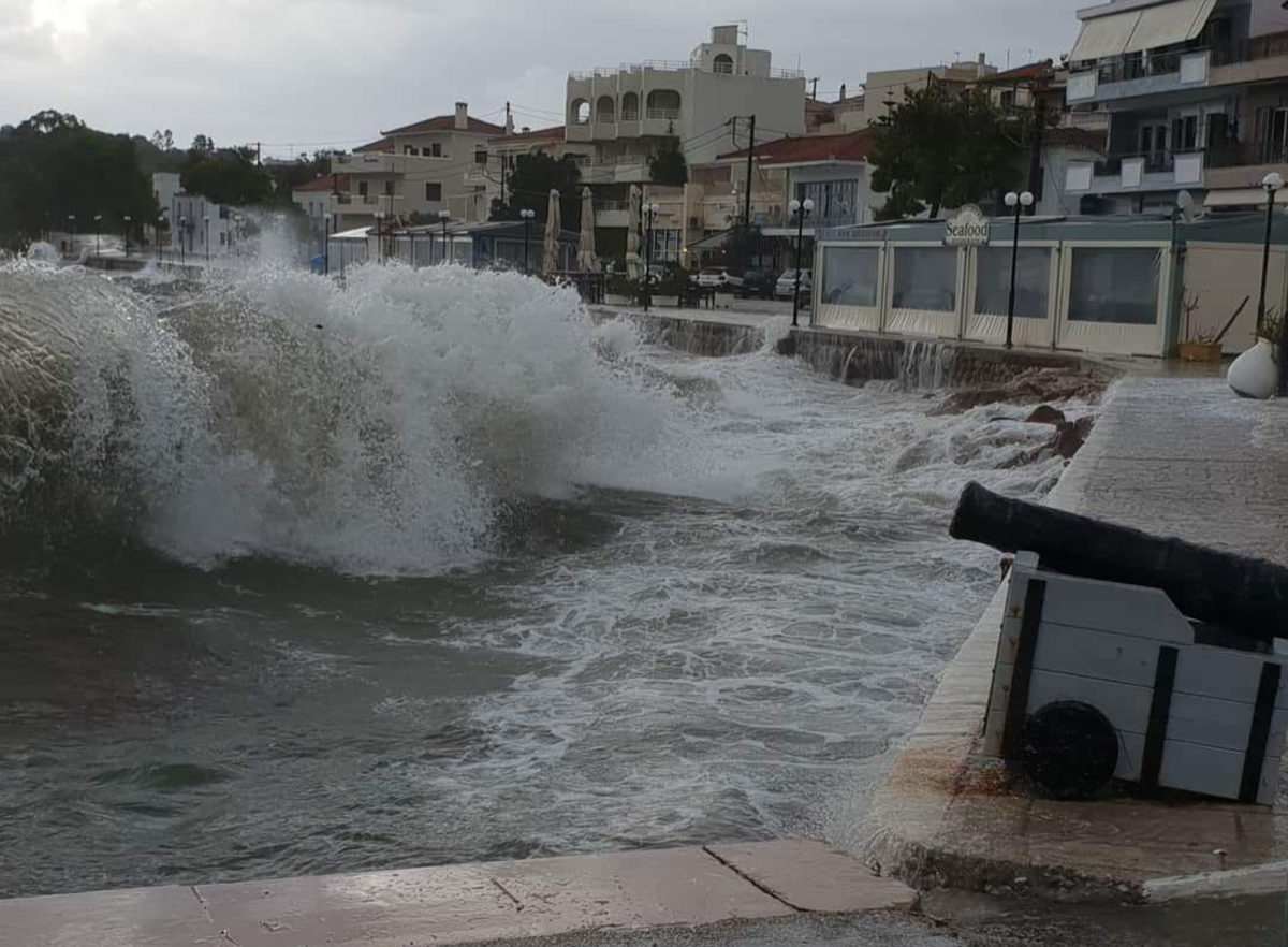 Αργολίδα: Τεράστια κύματα στην Ερμιόνη – Σκοτείνιασε ο ουρανός και οι άνεμοι έγιναν θυελλώδεις [pics]