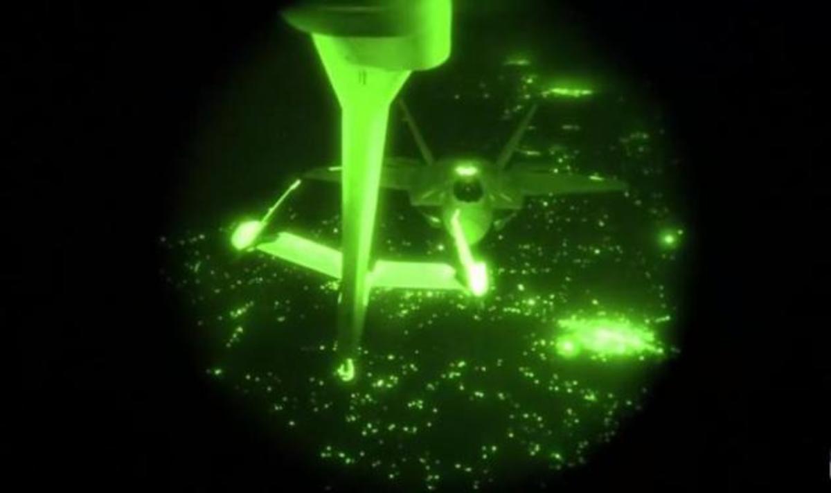 F-22: Σπάνιο βίντεο εναέριου ανεφοδιασμού! [vid]