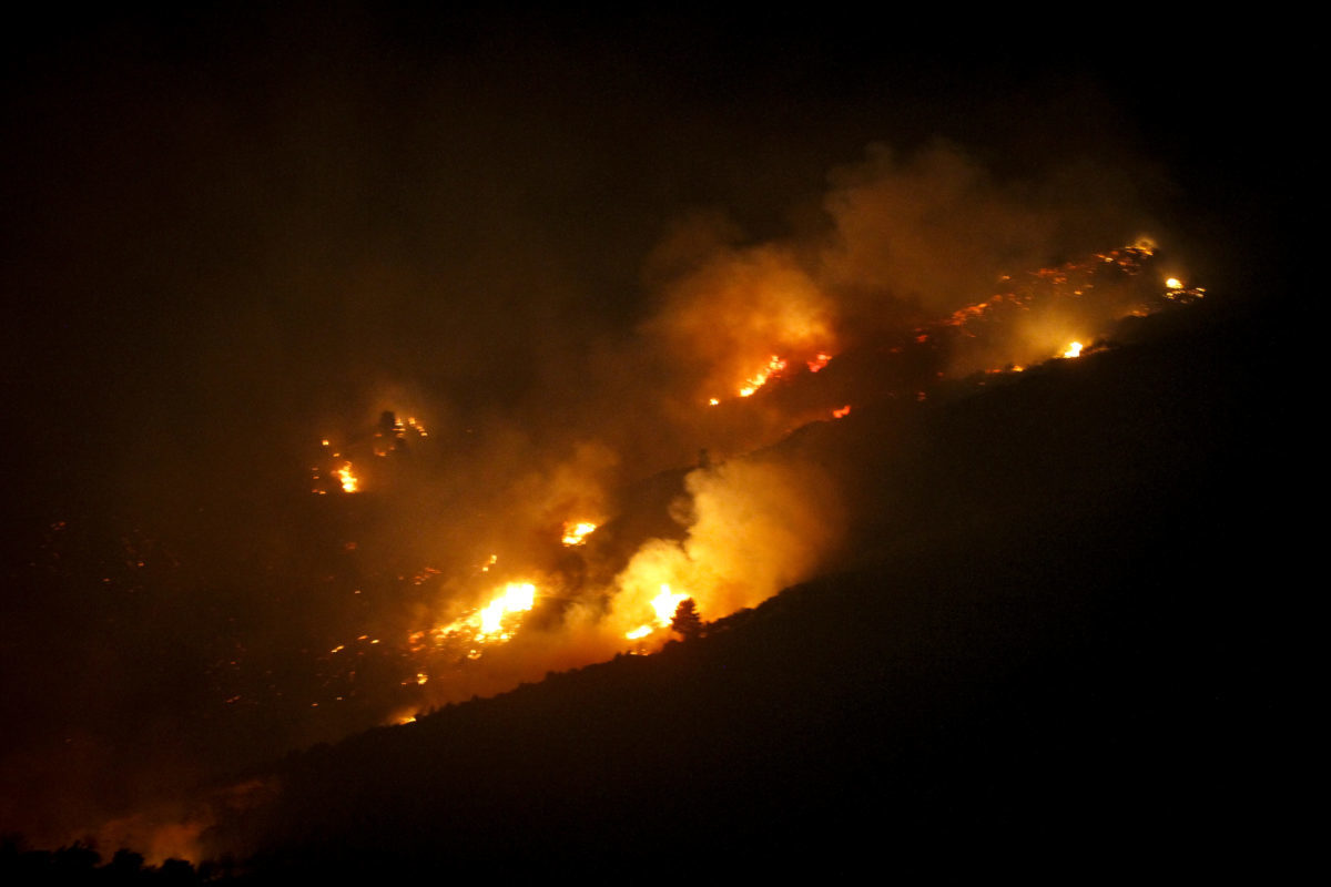 Φωτιά στη Σάμο κοντά σε κατοικημένη περιοχή – Video – Συναγερμός στις Ε.Δ.