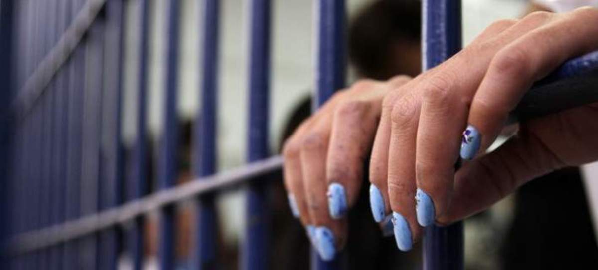 Στο κελί κατέληξαν μεθυσμένη μάνα μαζί με τον ανήλικο γιο της για τις βόλτες με κλεμμένη μοτοσικλέτα!