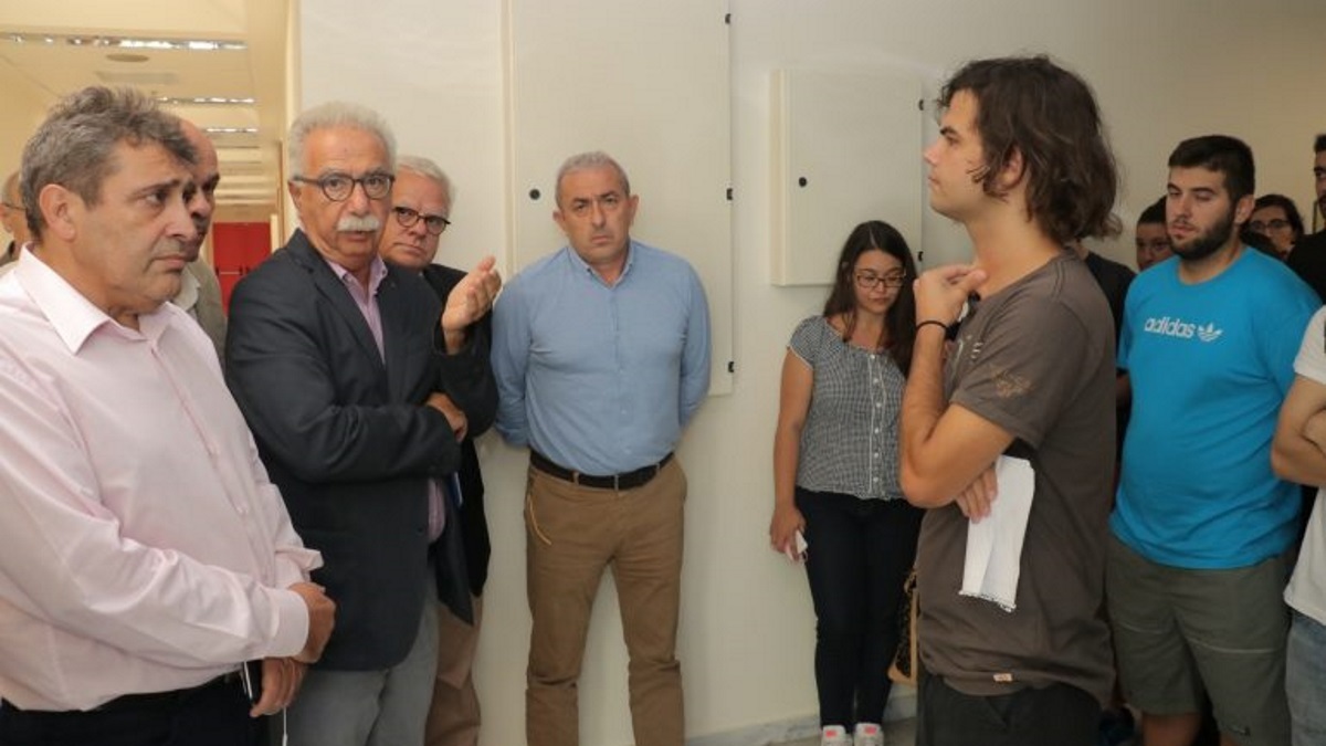 Κρήτη: Με τους φοιτητές που έμειναν άστεγοι λόγω φωτιάς ο Γαβρόγλου