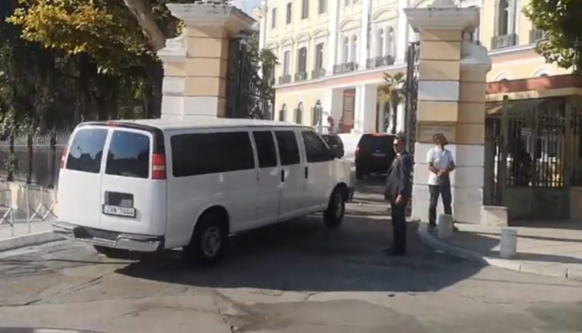 Με… κονβόι πολυτελών αυτοκινήτων ο Αμερικανός υπουργός στη Θεσσαλονίκη – video