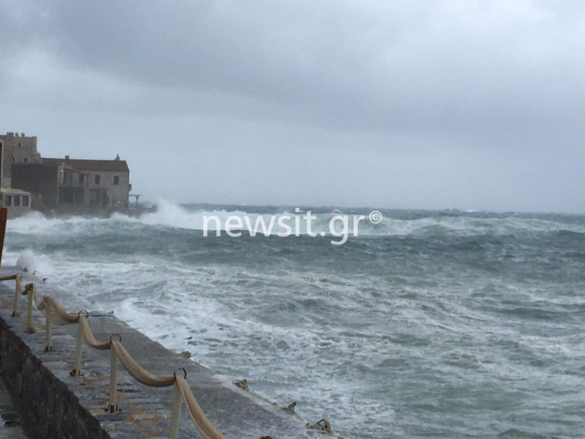 Μάνη: Ο μεσογειακός κυκλώνας έφερε κατολισθήσεις και προβλήματα – Φτερά στον άνεμο οι βάρκες στον Γερολιμένα – video