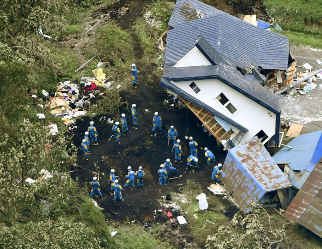 Σεισμός στην Ιαπωνία: Δεν σταματά να τρέμει η γη! 16 οι νεκροί