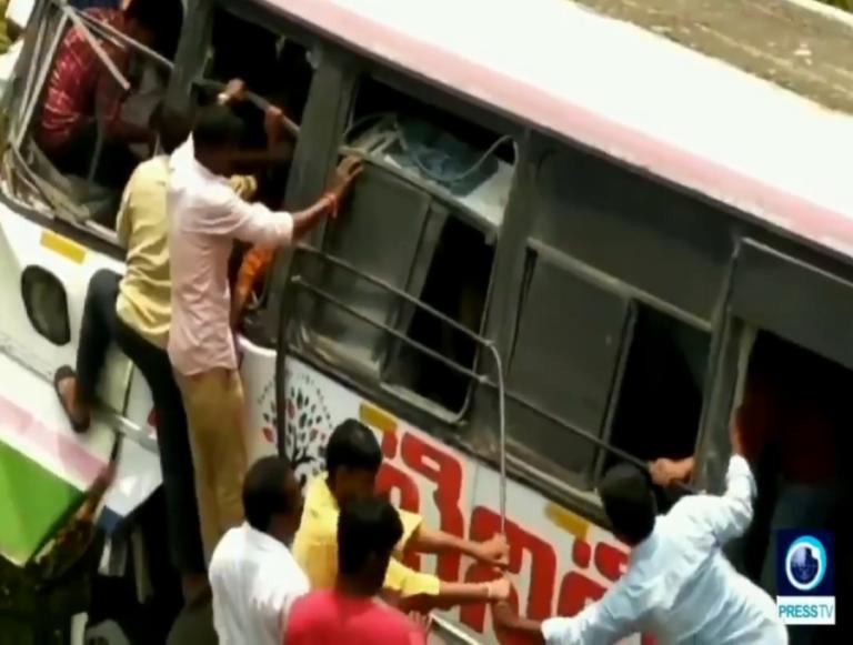 Αδιανόητη τραγωδία στην Ινδία! 55 νεκροί – Λεωφορείο έπεσε σε χαράδρα – video, pics