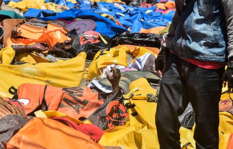 Πτώματα παντού! Εικόνες φρίκης με 832 νεκρούς στην Ινδονησία από το φονικό τσουνάμι - Προσοχή, σκληρές εικόνες