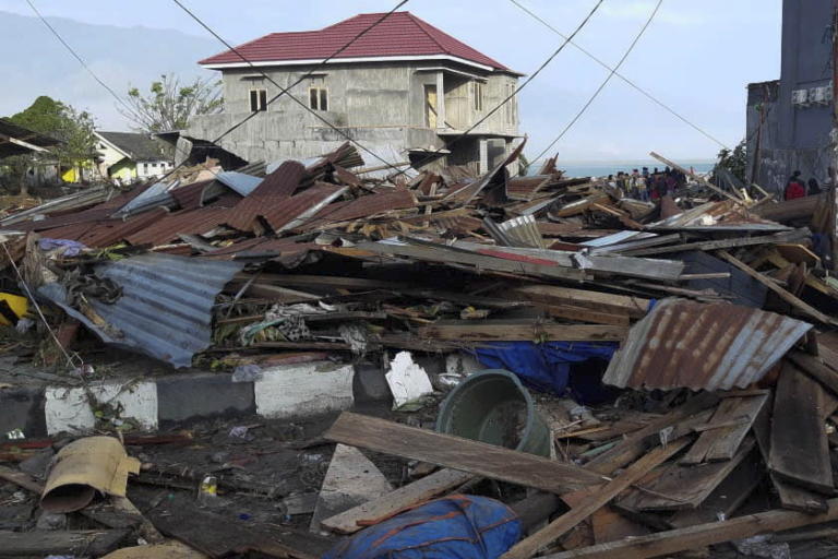 Τραγωδία στην Ινδονησία – Τουλάχιστον 48 νεκροί από τον φονικό σεισμό – Τσουνάμι “κατάπιε” το Παλού – video