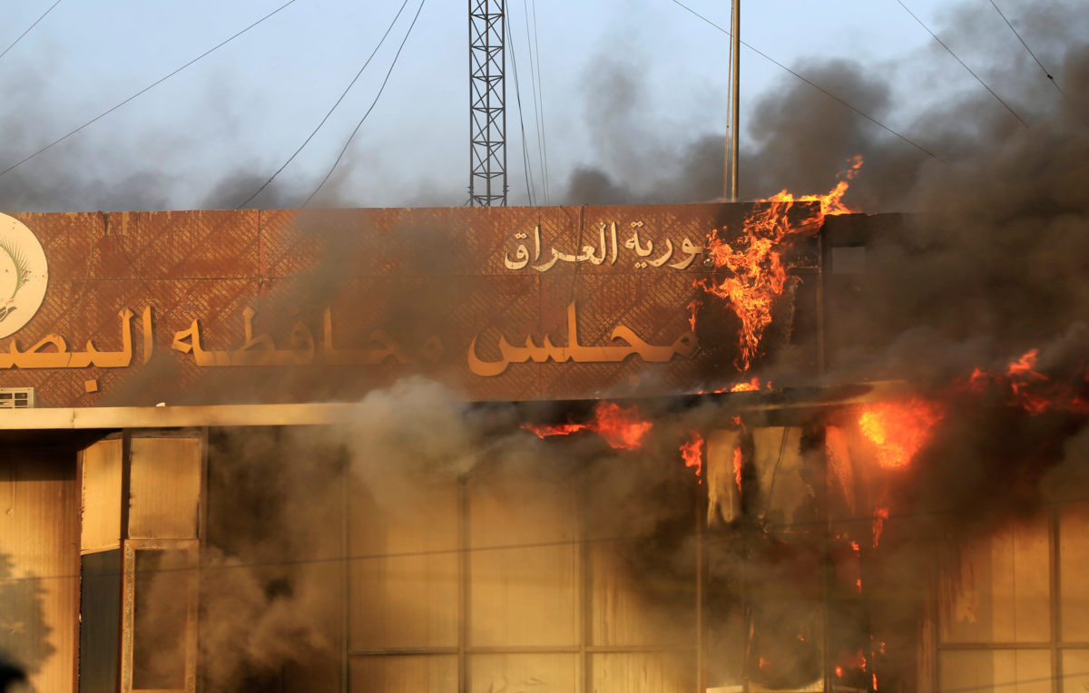 Ιράκ: Η Βασόρα φλέγεται – Παρανάλωμα του πυρός το κτίριο του κυβερνείου – Μεγάλες αναταραχές στην πόλη[pics]