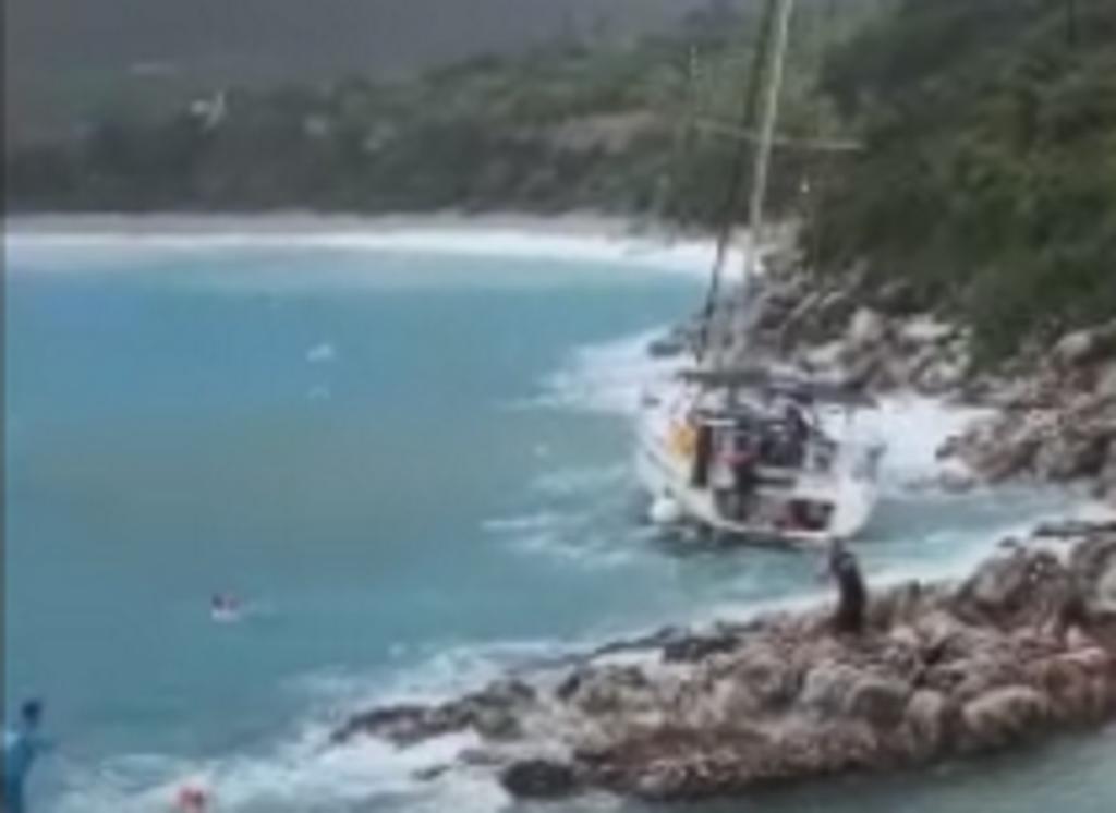 Λακωνία: Η στιγμή που ιστιοφόρο τσακίζεται στα βράχια σαν καρυδότσουφλο – Σαρωτικοί οι άνεμοι του κυκλώνα – video