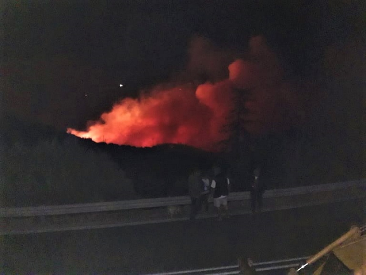 Κεφαλονιά: Υπό μερικό έλεγχο οι μεγάλες φωτιές – “Οι φλόγες έφθασαν στις αυλές των σπιτιών” – video