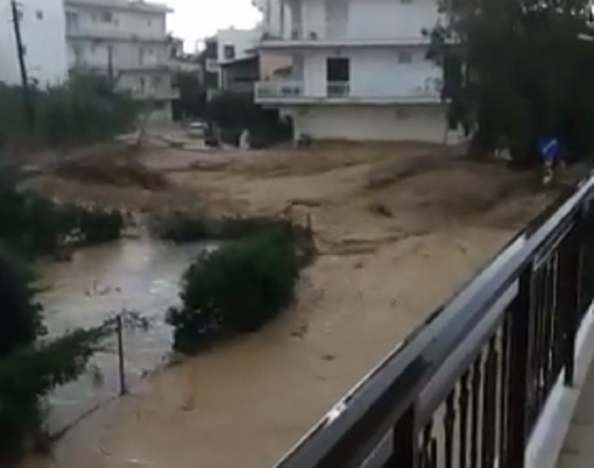 Κορινθία: Ορμητικός χείμαρρος έπνιξε το Κιάτο – Πλημμύρισαν σπίτια σε Ξυλόκαστρο και στον δήμο Βέλου – Βόχας [pics – video]