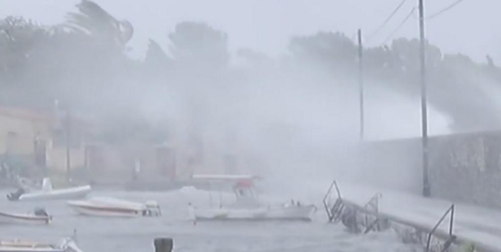 Λακωνία: Χάθηκε ο ορίζοντας στο Γύθειο – Ο μεσογειακός κυκλώνας “Ζορμπάς” έφτασε και στη Μάνη [pics, video]