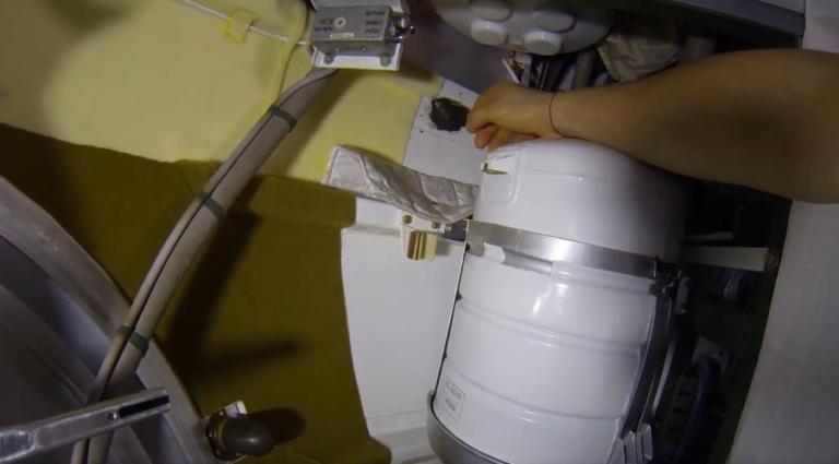 Βίντεο με την ρωγμή στο διαστημόπλοιο Souyz από τον Ρώσο κοσμοναύτη Προκόφιεφ!