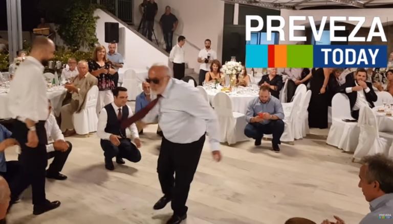 Το έκανε ξανά! Το ζεϊμπέκικο του Κουρουμπλή σε γάμο στην Πρέβεζα – video