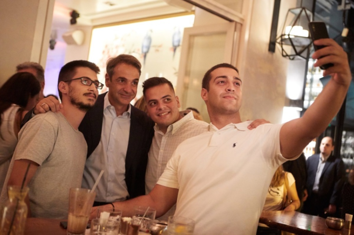 ΔΕΘ 2018: Selfies, χαμόγελα και… καρφί για Τσίπρα στην βόλτα του Μητσοτάκη! [pics]