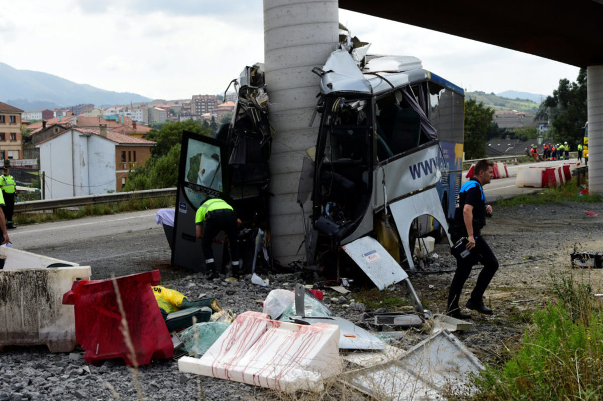 Τραγωδία στην Ισπανία – Λεωφορείο “καρφώθηκε” σε υποστήλωμα γέφυρας – Πέντε νεκροί και 20 τραυματίες [pics]