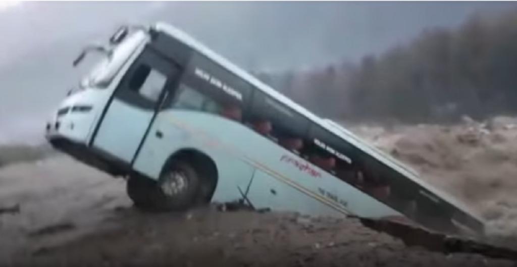 Λεωφορείο “πνίγηκε” από ορμητικά νερά στην Ινδία – βίντεο