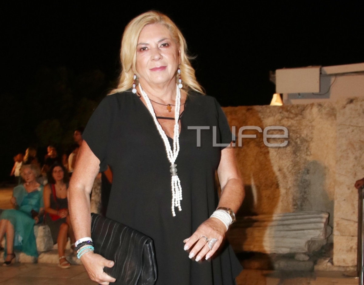 Δήμητρα Παπανδρέου: Σπάνια κοσμική εμφάνιση στο θέατρο! [pics]
