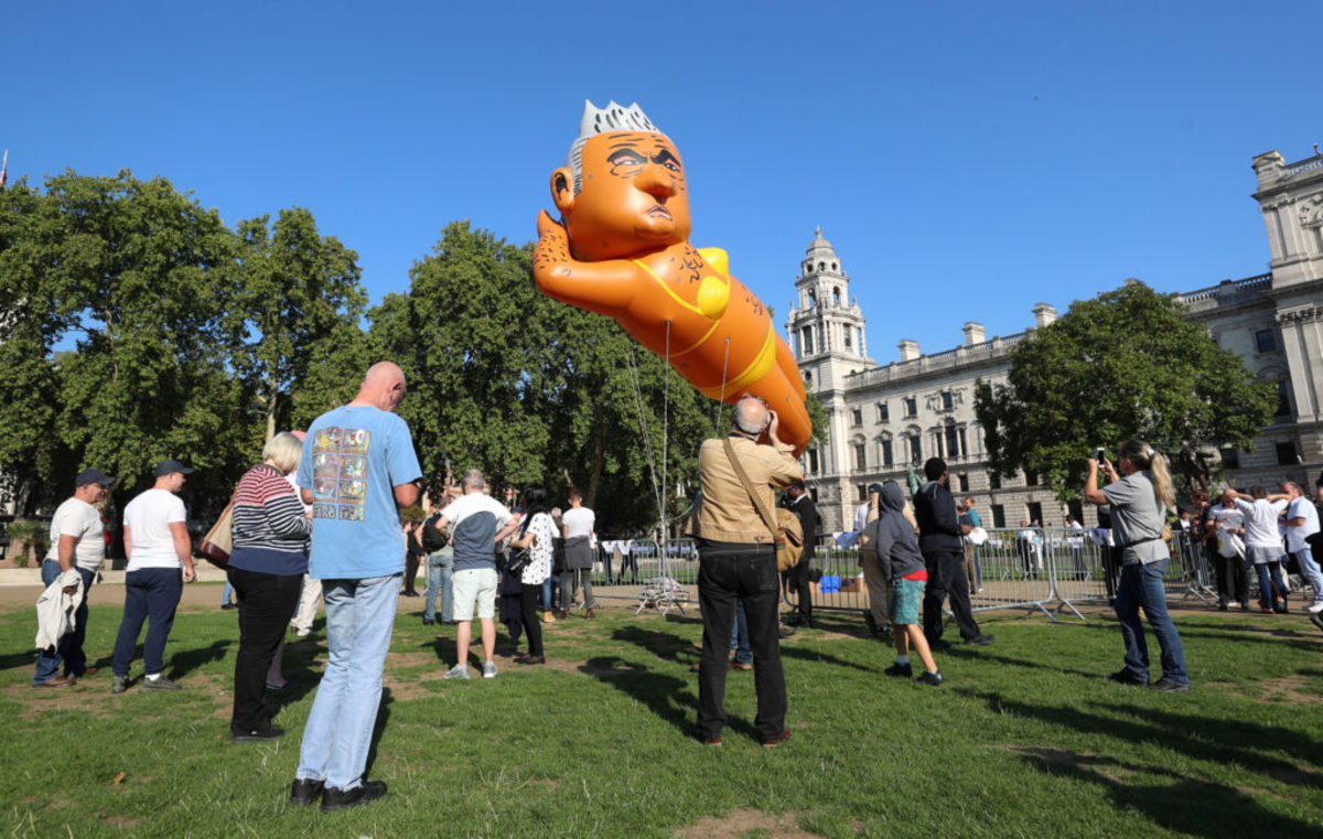 Με… κίτρινο μπικίνι ο Δήμαρχος του Λονδίνου – Το γιγάντιο μπαλόνι που άφησε εποχή [pics]