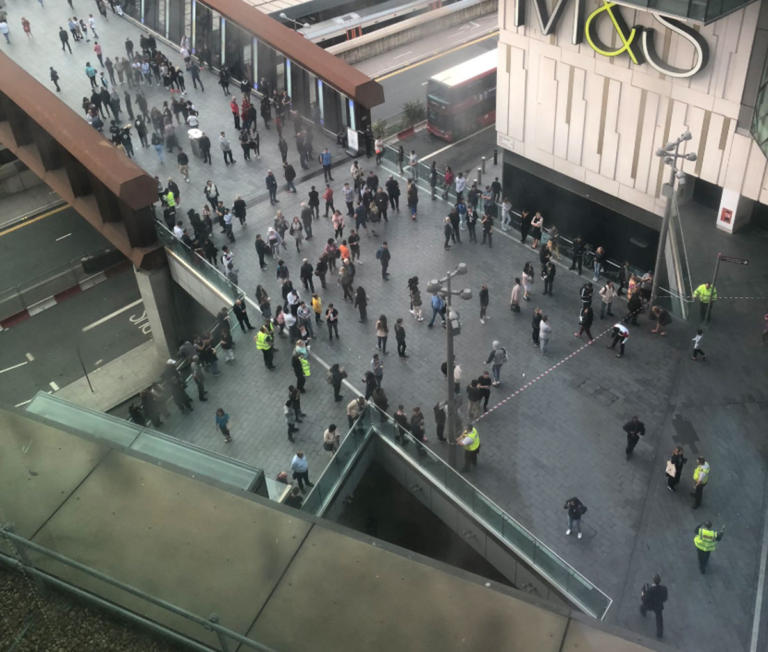 Συναγερμός στο Λονδίνο: Περιστατικό με αυτοκίνητο σε εμπορικό κέντρο, εκκενώθηκε σταθμός τρένων