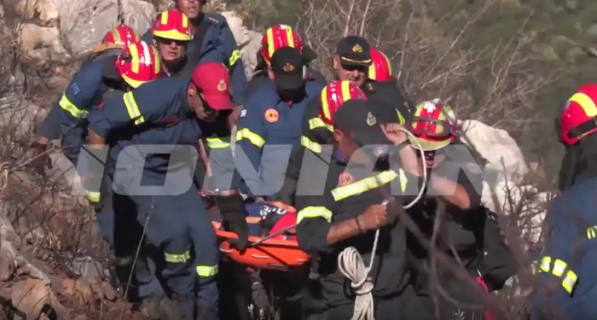 Μάνη: Η στιγμή που μεταφέρεται ο πυροσβέστης που τραυματίστηκε στη φωτιά – video