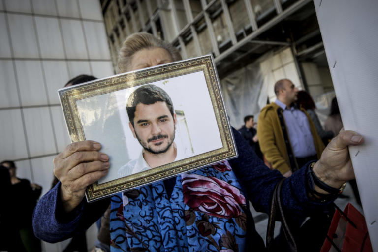 «Τώρα θα τους πω εγώ συλλυπητήρια» λέει η μητέρα του Μάριου Παπαγεωργίου - Στον ανακριτή οι δύο συλληφθέντες