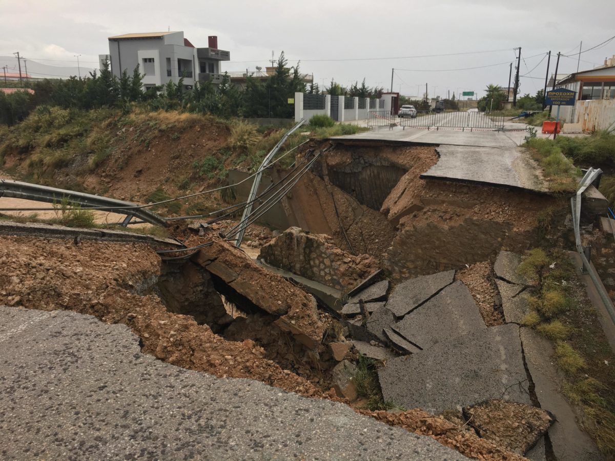 Κυκλώνας Ζορμπάς: Εικόνες σοκ από τα Μέγαρα! Κατέρρευσε γέφυρα – video