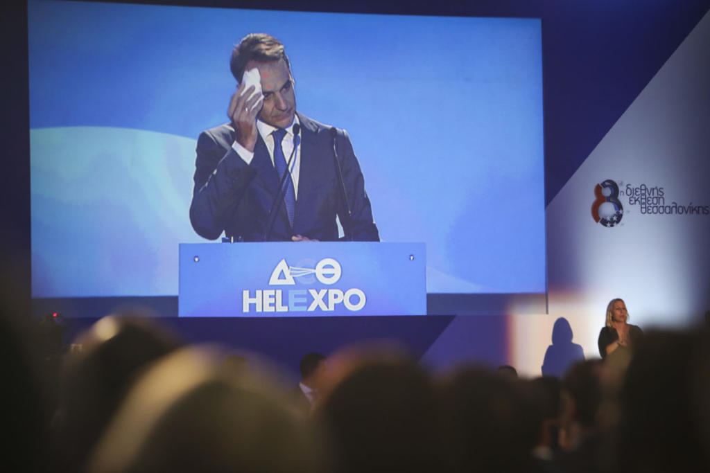 ΔΕΘ 2018: “Έλιωσε” στον ιδρώτα ο Μητσοτάκης στο Βελλίδειο – Σε… “επιστράτευση” το μαντήλι του [pics]