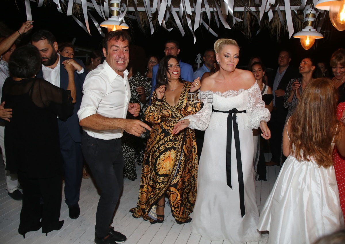 Ελισάβετ Μουτάφη – Μάνος Νιφλής: Ο πρώτος χορός και όλα όσα έγιναν στο γαμήλιο πάρτι! [pics]