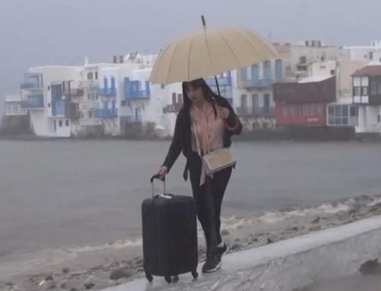 Μύκονος: Πλημμύρες και ασκήσεις ισορροπίας με φόντο τη Μικρή Βενετία – Ο κυκλώνας στο νησί των ανέμων – video