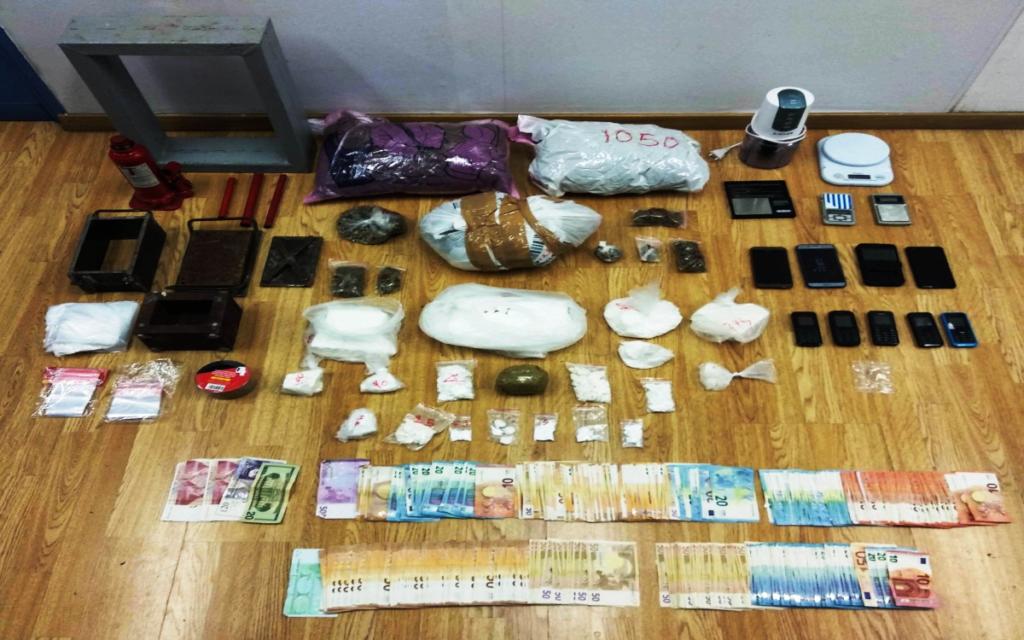 Μεγάλη αστυνομική επιχείρηση για κύκλωμα ναρκωτικών στην Αττική – Τρεις συλλήψεις [pics]