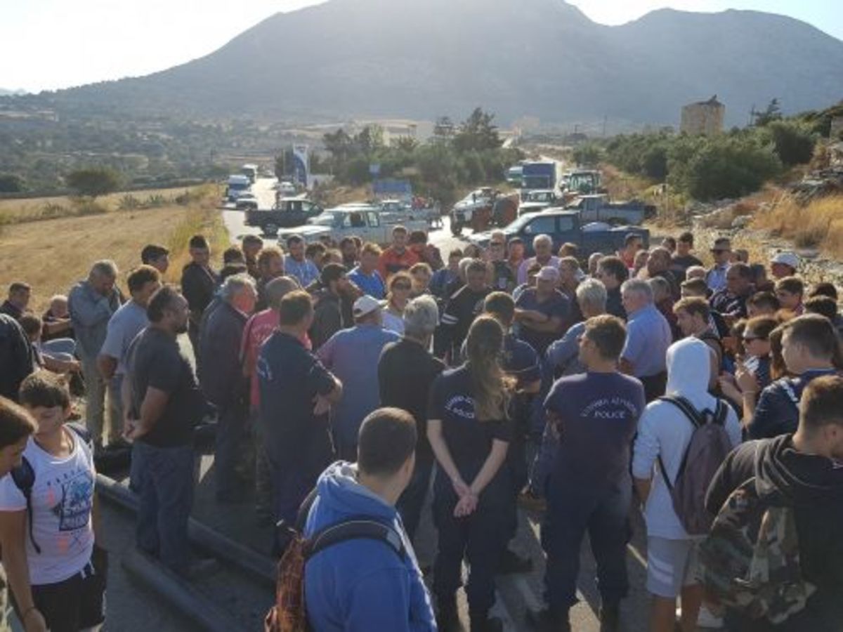 Νάξος: Διαμαρτυρία για το νερό – Έκλεισαν επαρχιακό δρόμο και μπλόκαραν αυτοκίνητα και σχολικά [pics]